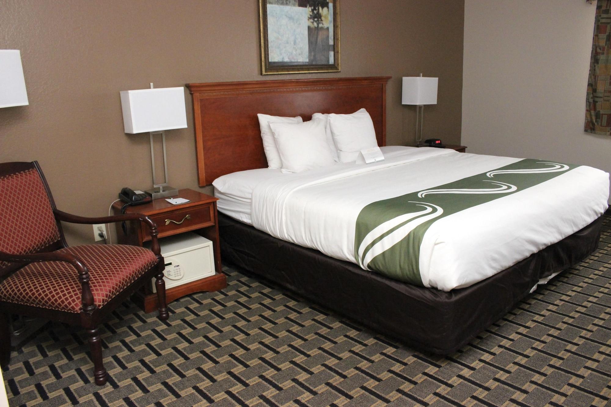 Quality Inn & Suites Detroit Metro Airport Romulus Bagian luar foto