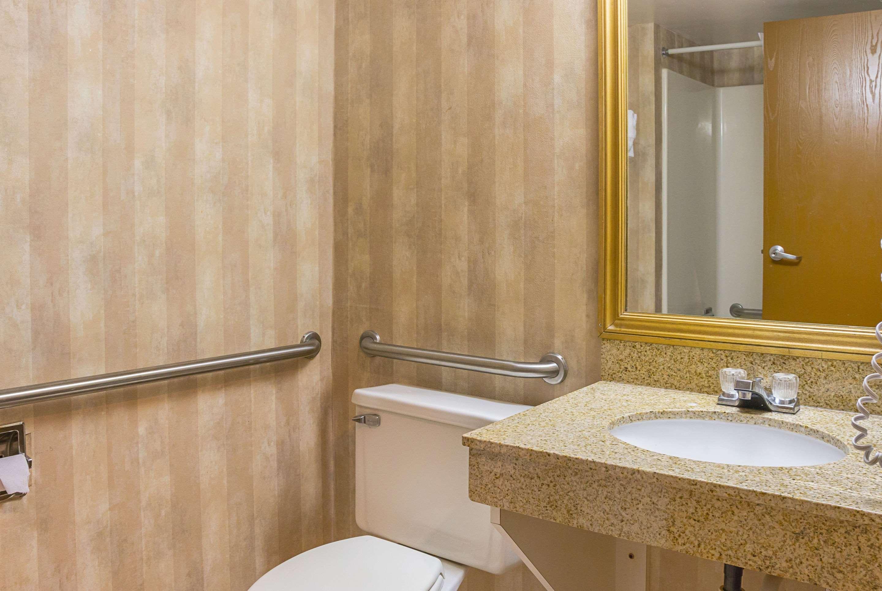 Quality Inn & Suites Detroit Metro Airport Romulus Bagian luar foto