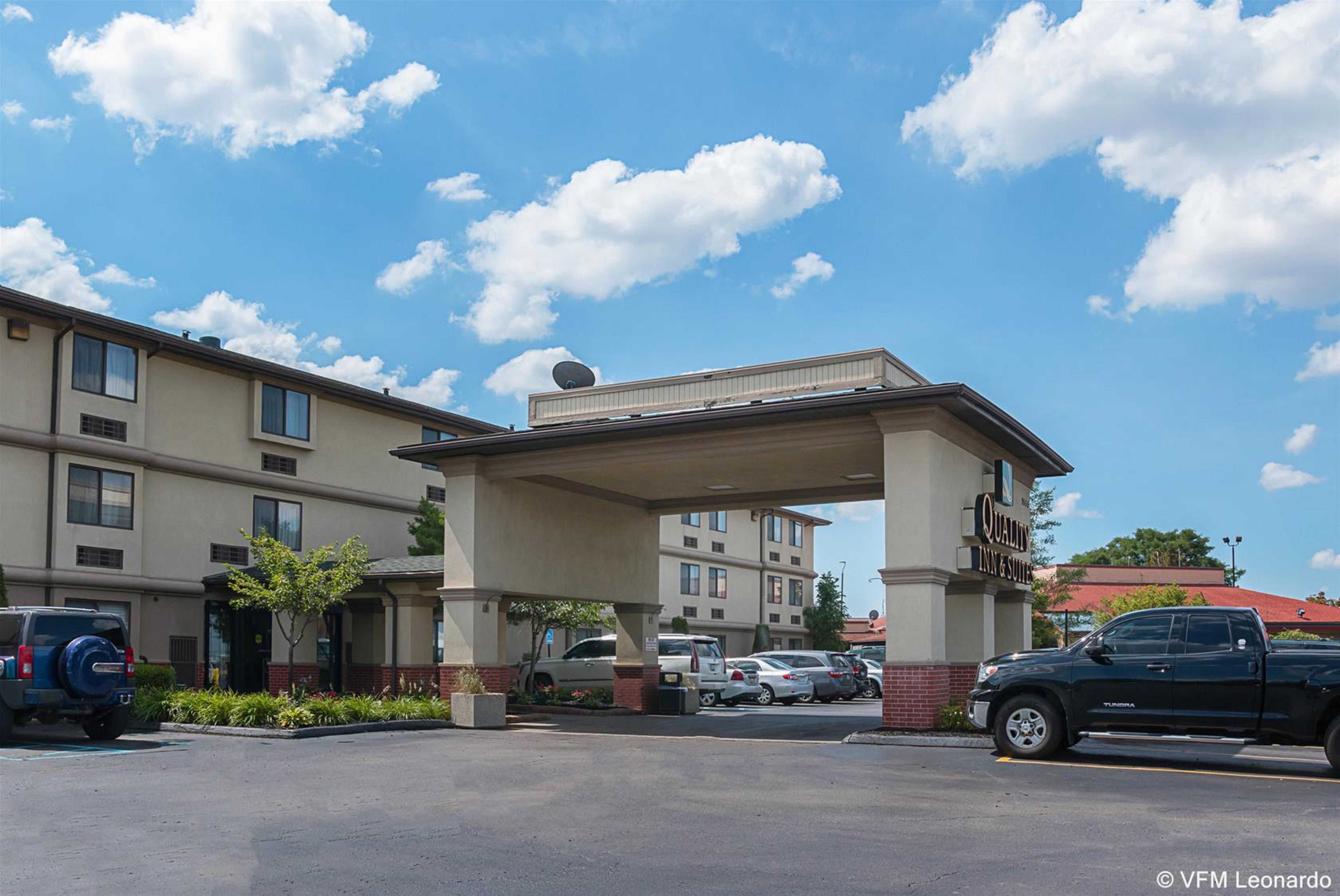 Quality Inn & Suites Detroit Metro Airport Romulus Bagian luar foto