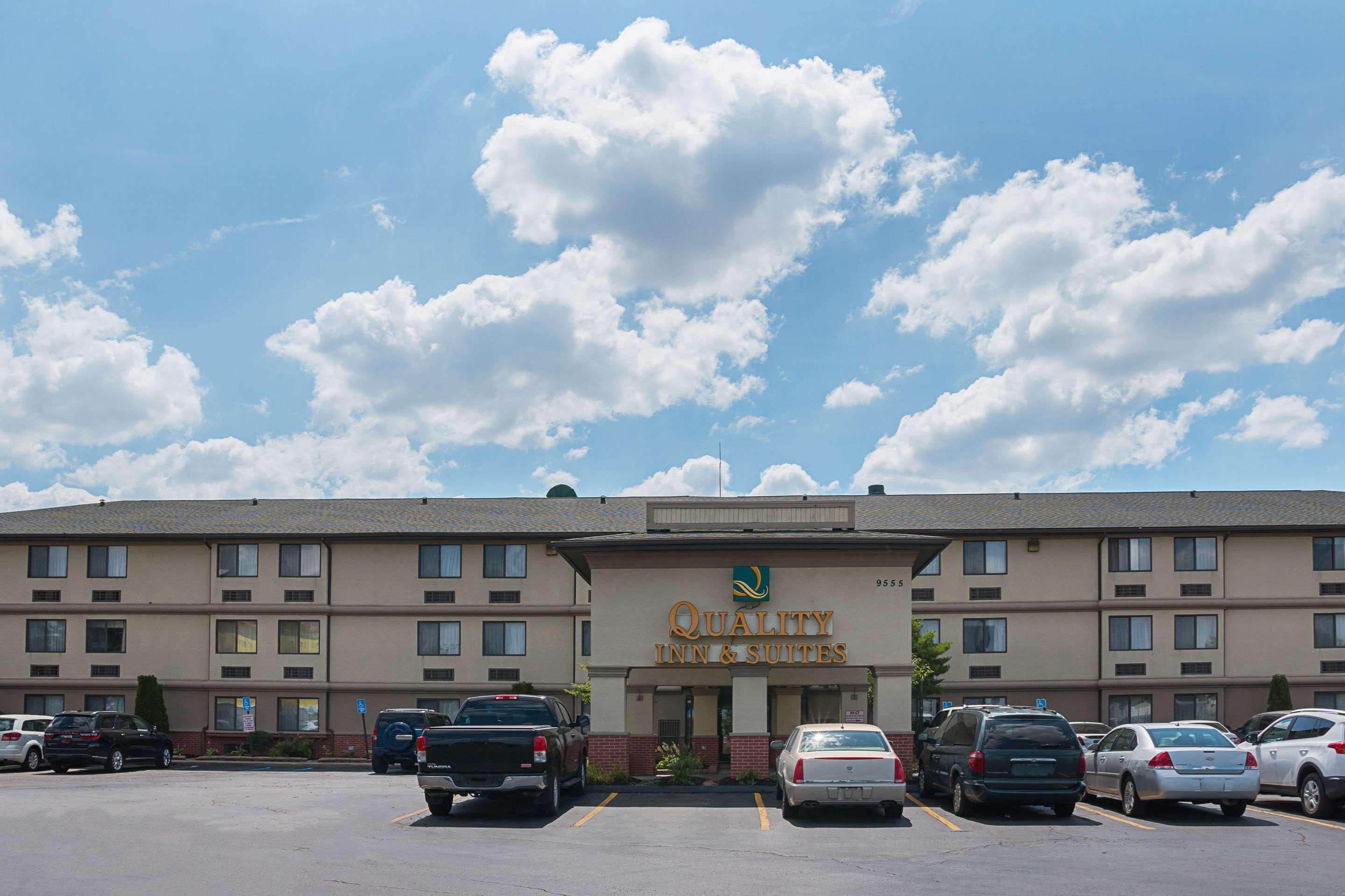 Quality Inn & Suites Detroit Metro Airport Romulus Bagian luar foto