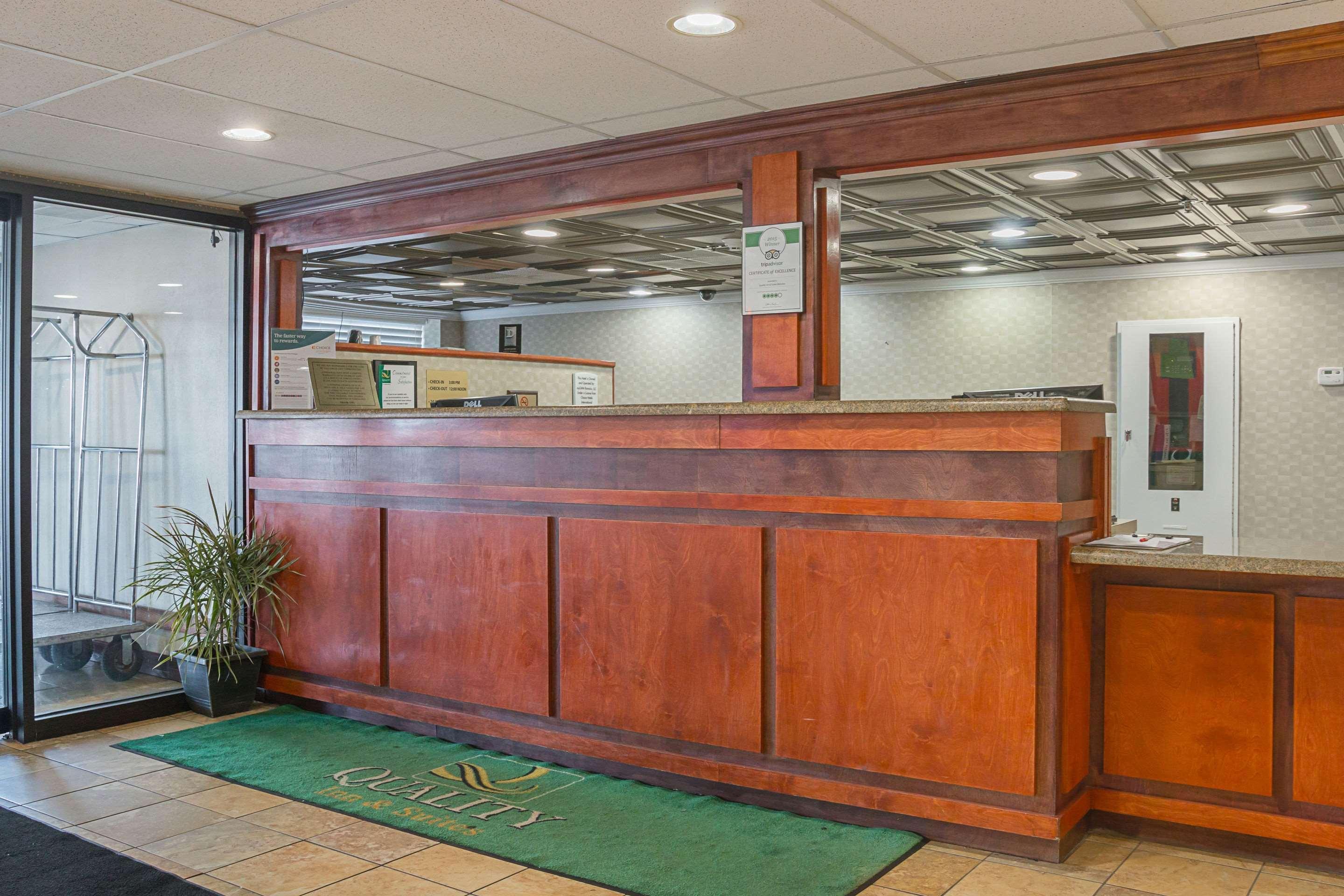 Quality Inn & Suites Detroit Metro Airport Romulus Bagian luar foto
