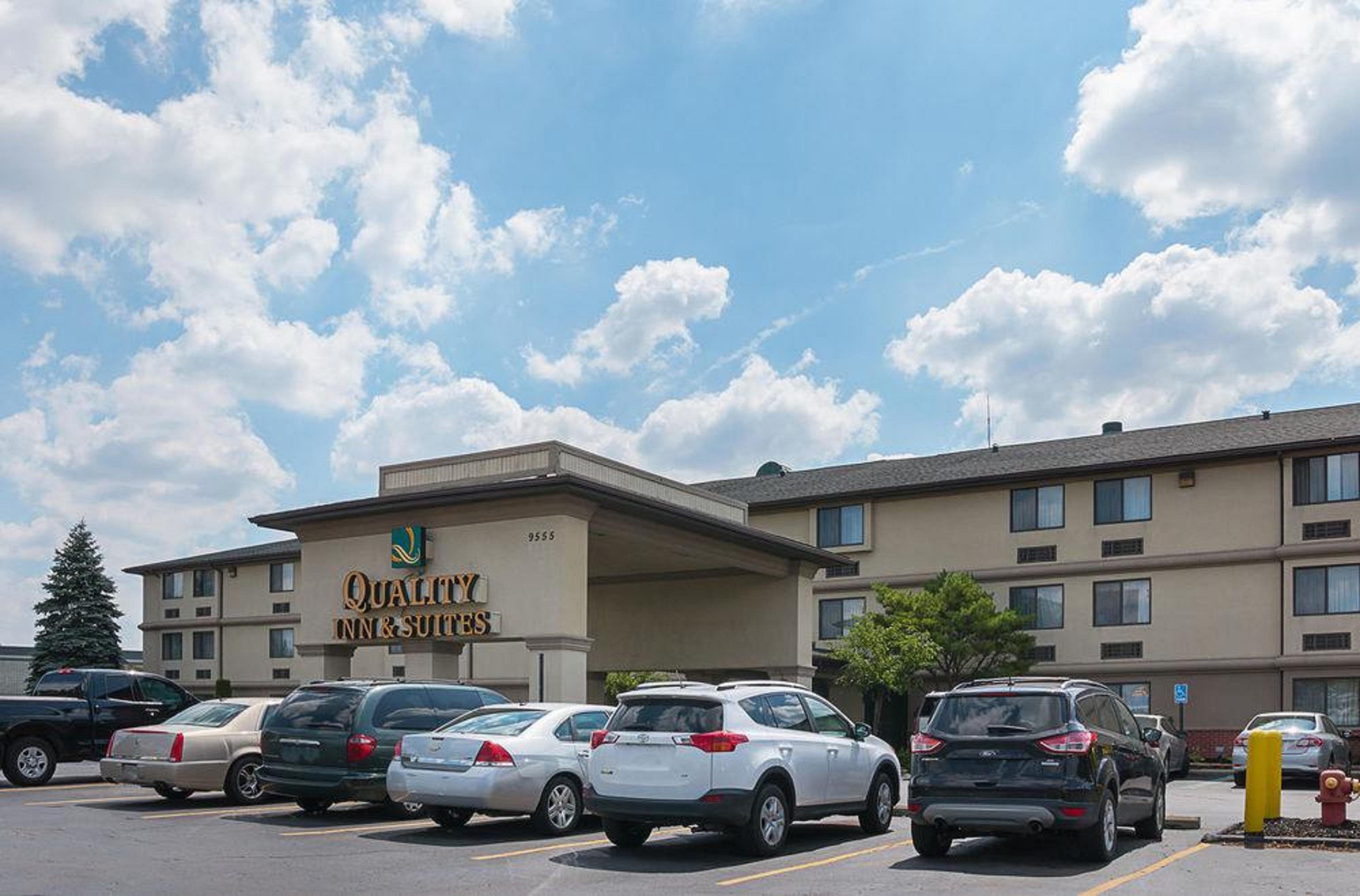 Quality Inn & Suites Detroit Metro Airport Romulus Bagian luar foto