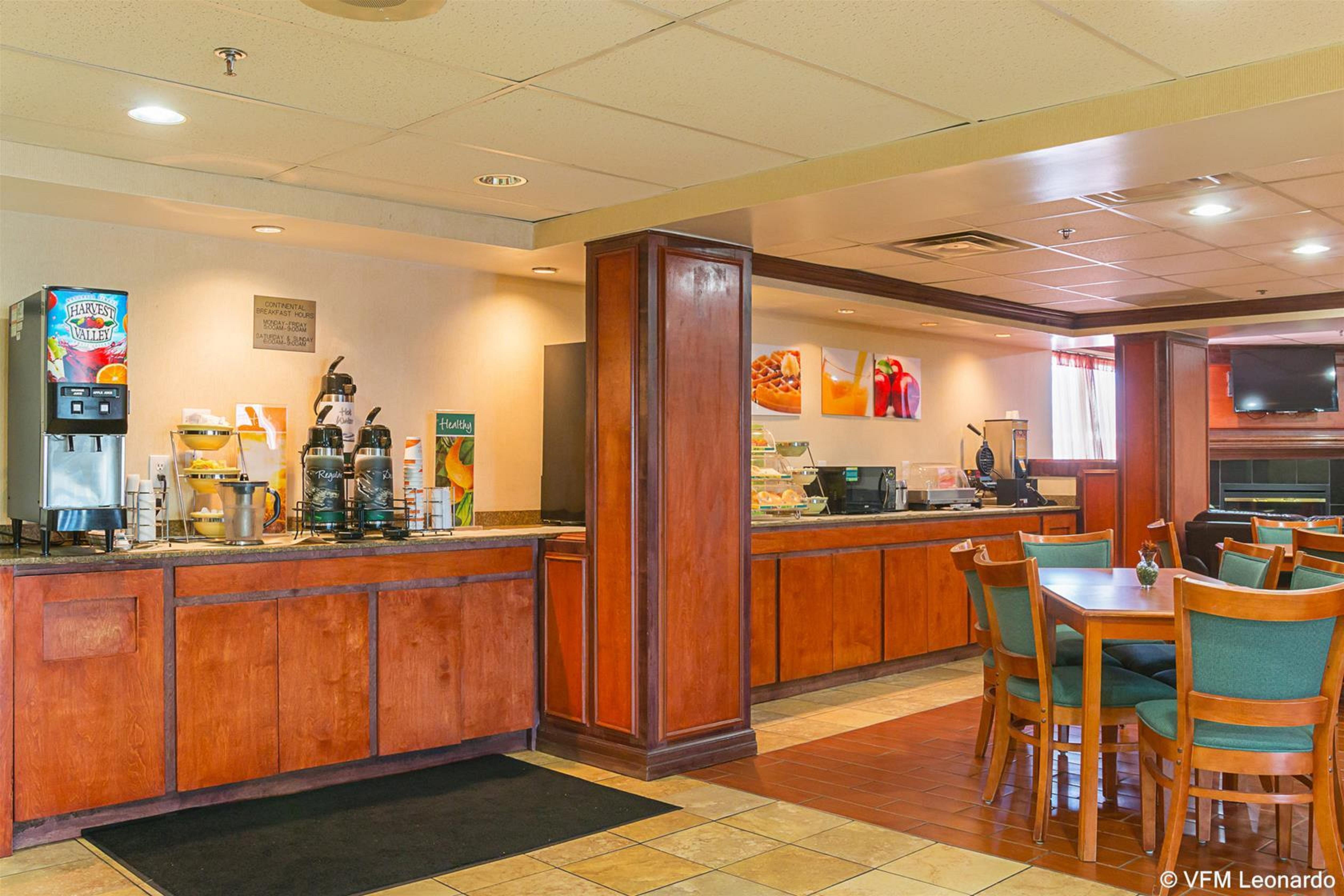 Quality Inn & Suites Detroit Metro Airport Romulus Bagian luar foto