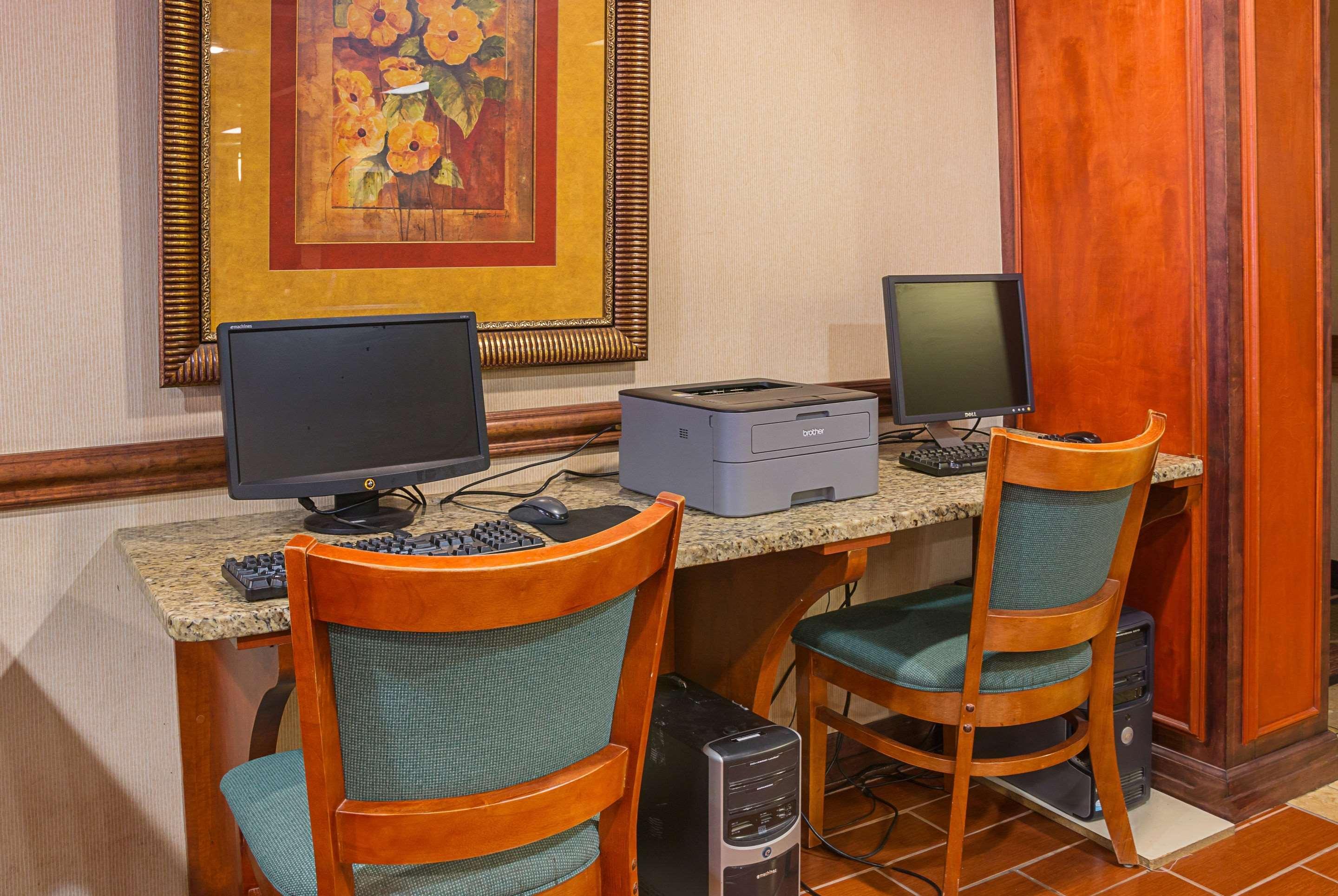 Quality Inn & Suites Detroit Metro Airport Romulus Bagian luar foto