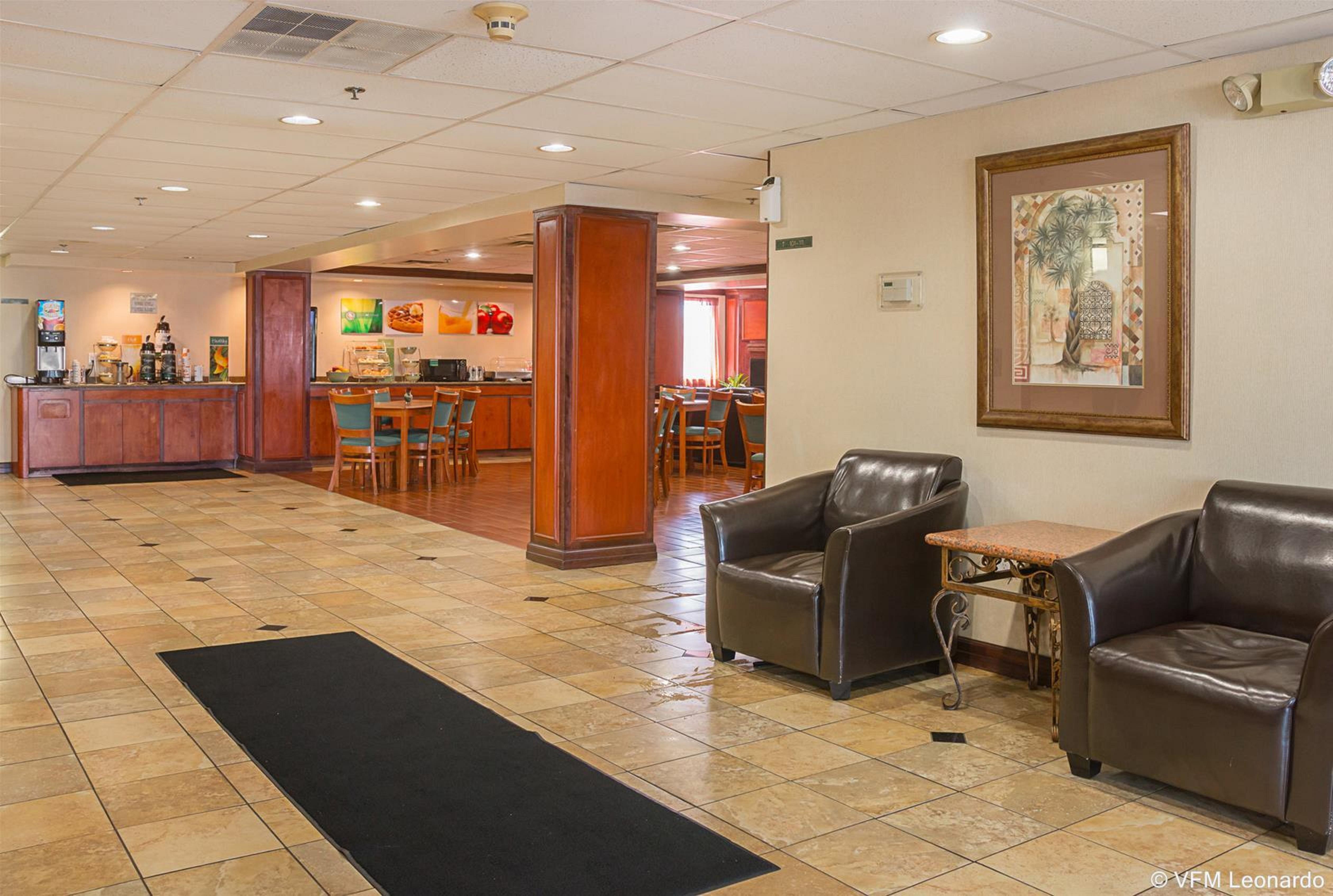 Quality Inn & Suites Detroit Metro Airport Romulus Bagian luar foto