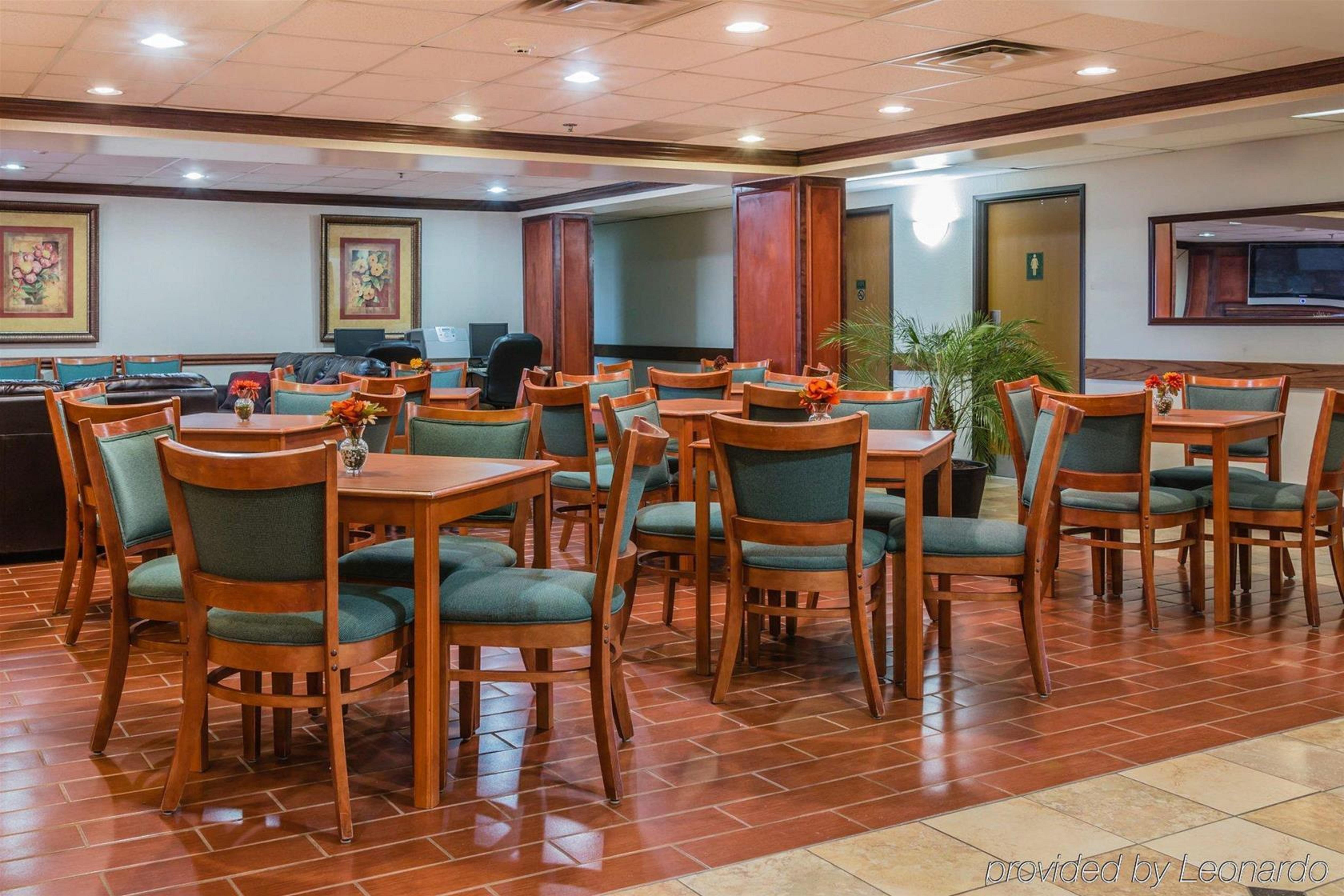 Quality Inn & Suites Detroit Metro Airport Romulus Bagian luar foto