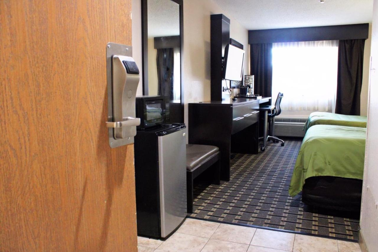 Quality Inn & Suites Detroit Metro Airport Romulus Bagian luar foto