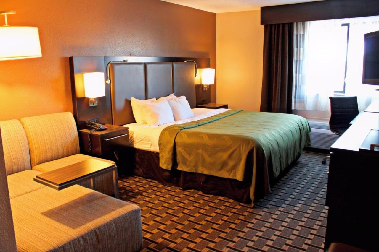 Quality Inn & Suites Detroit Metro Airport Romulus Bagian luar foto