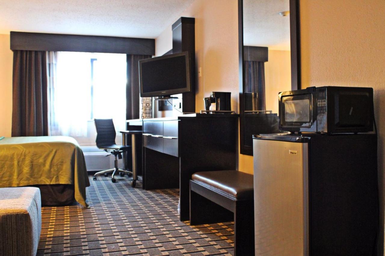 Quality Inn & Suites Detroit Metro Airport Romulus Bagian luar foto