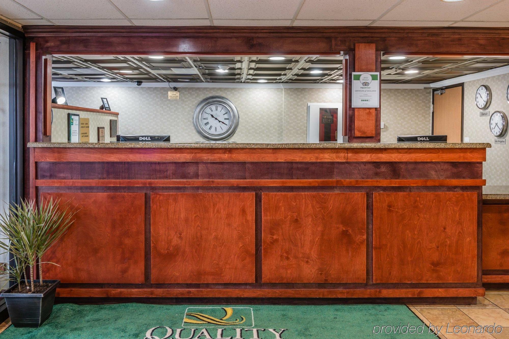 Quality Inn & Suites Detroit Metro Airport Romulus Bagian luar foto