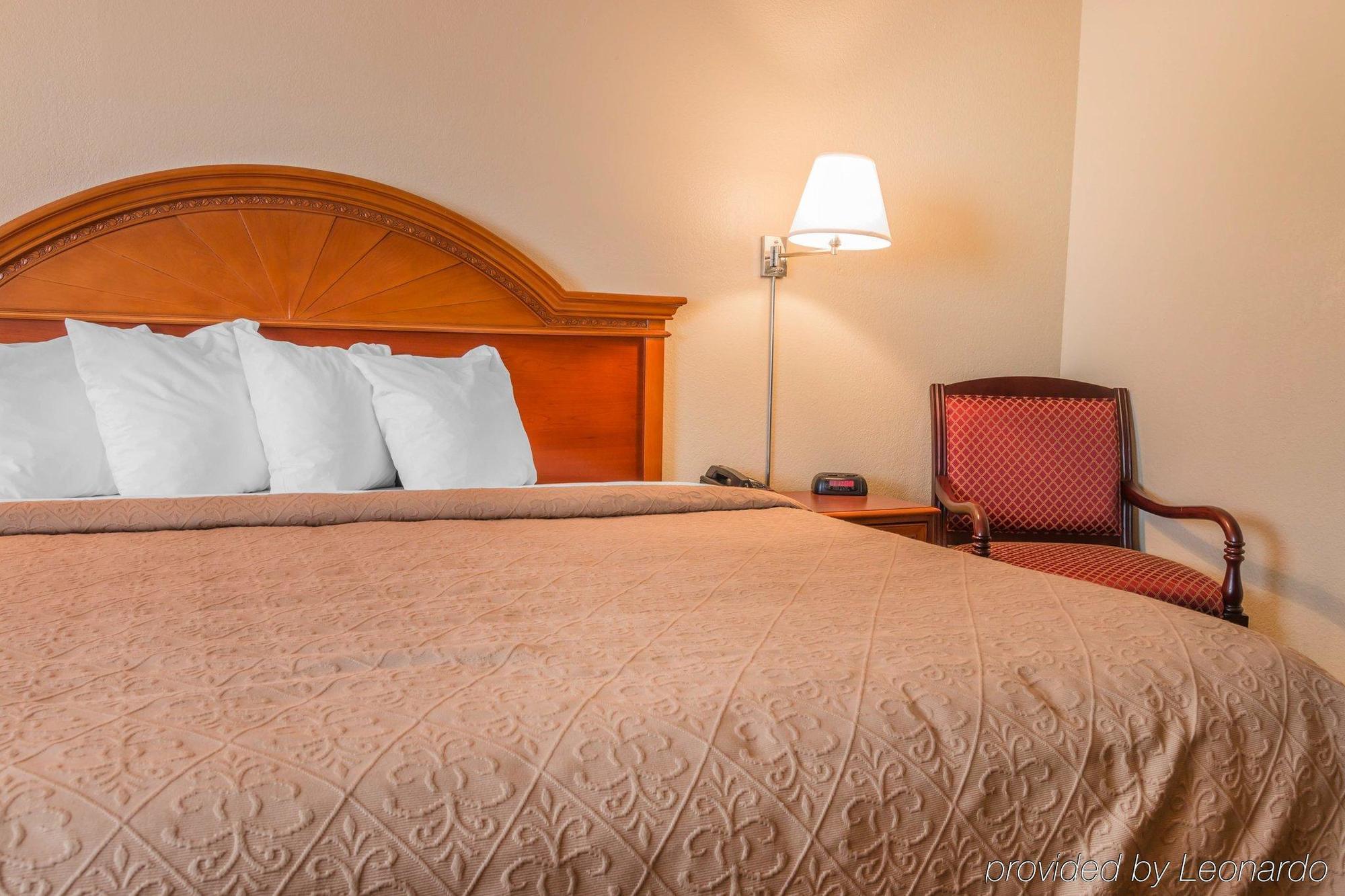 Quality Inn & Suites Detroit Metro Airport Romulus Bagian luar foto