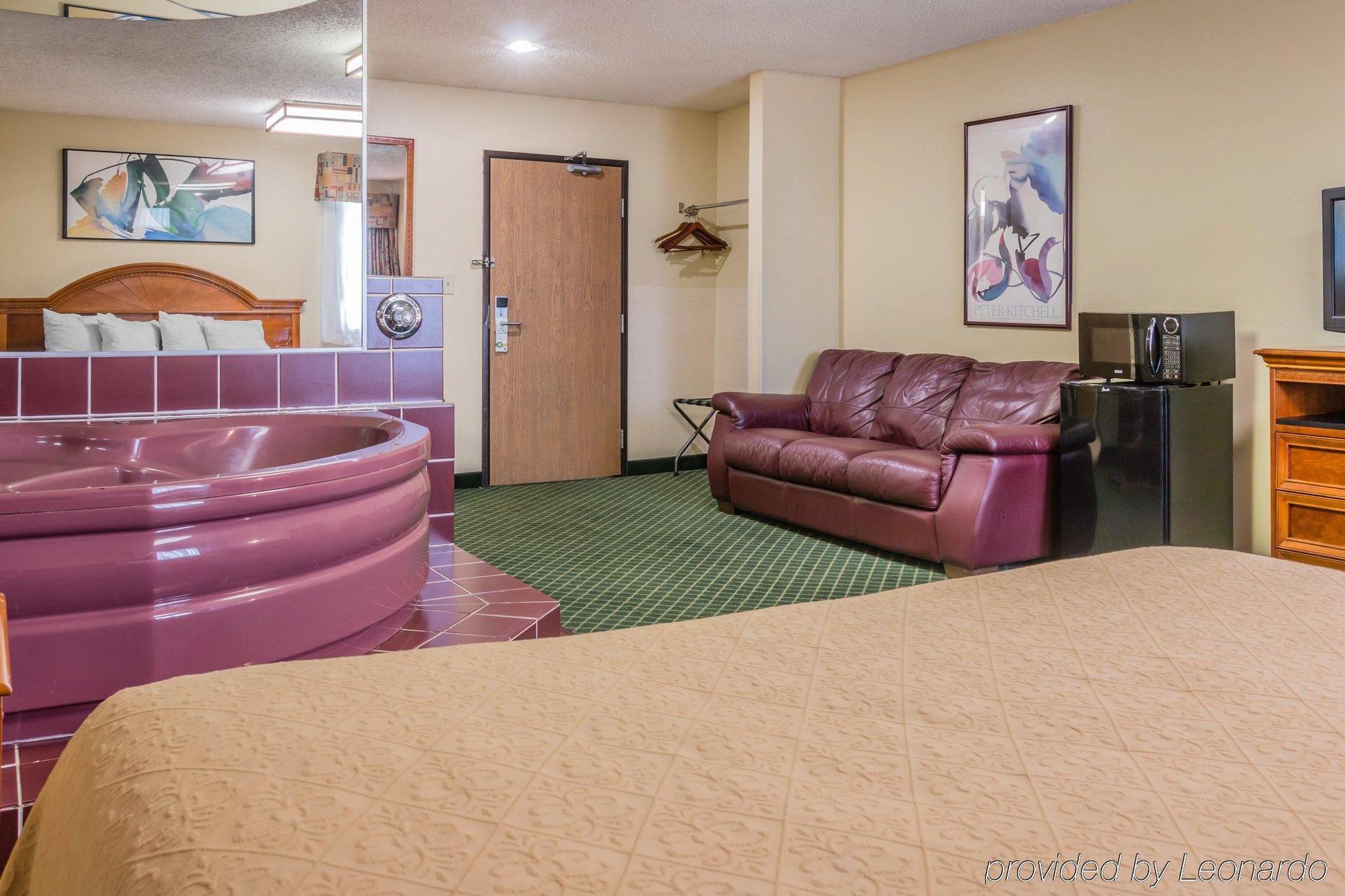 Quality Inn & Suites Detroit Metro Airport Romulus Bagian luar foto