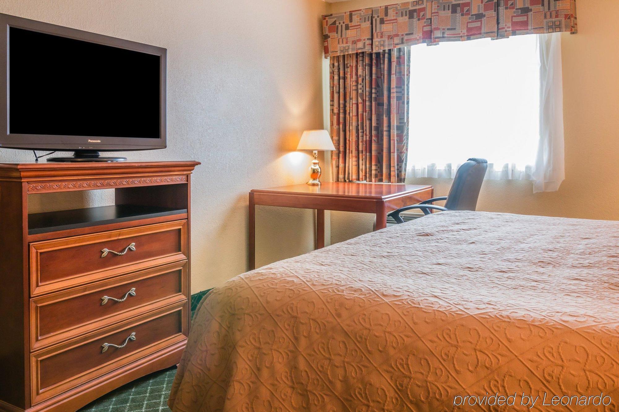 Quality Inn & Suites Detroit Metro Airport Romulus Bagian luar foto