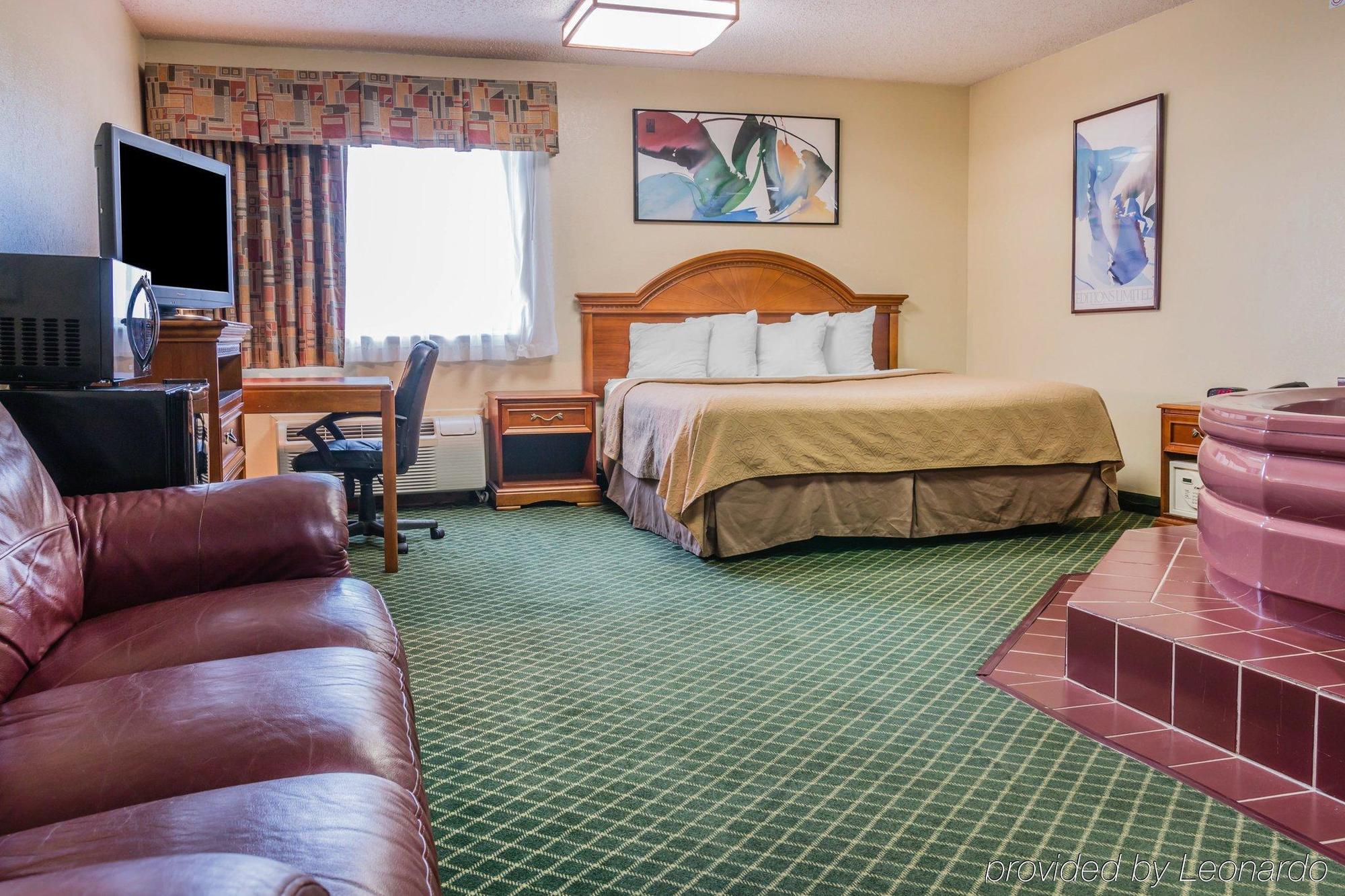 Quality Inn & Suites Detroit Metro Airport Romulus Bagian luar foto