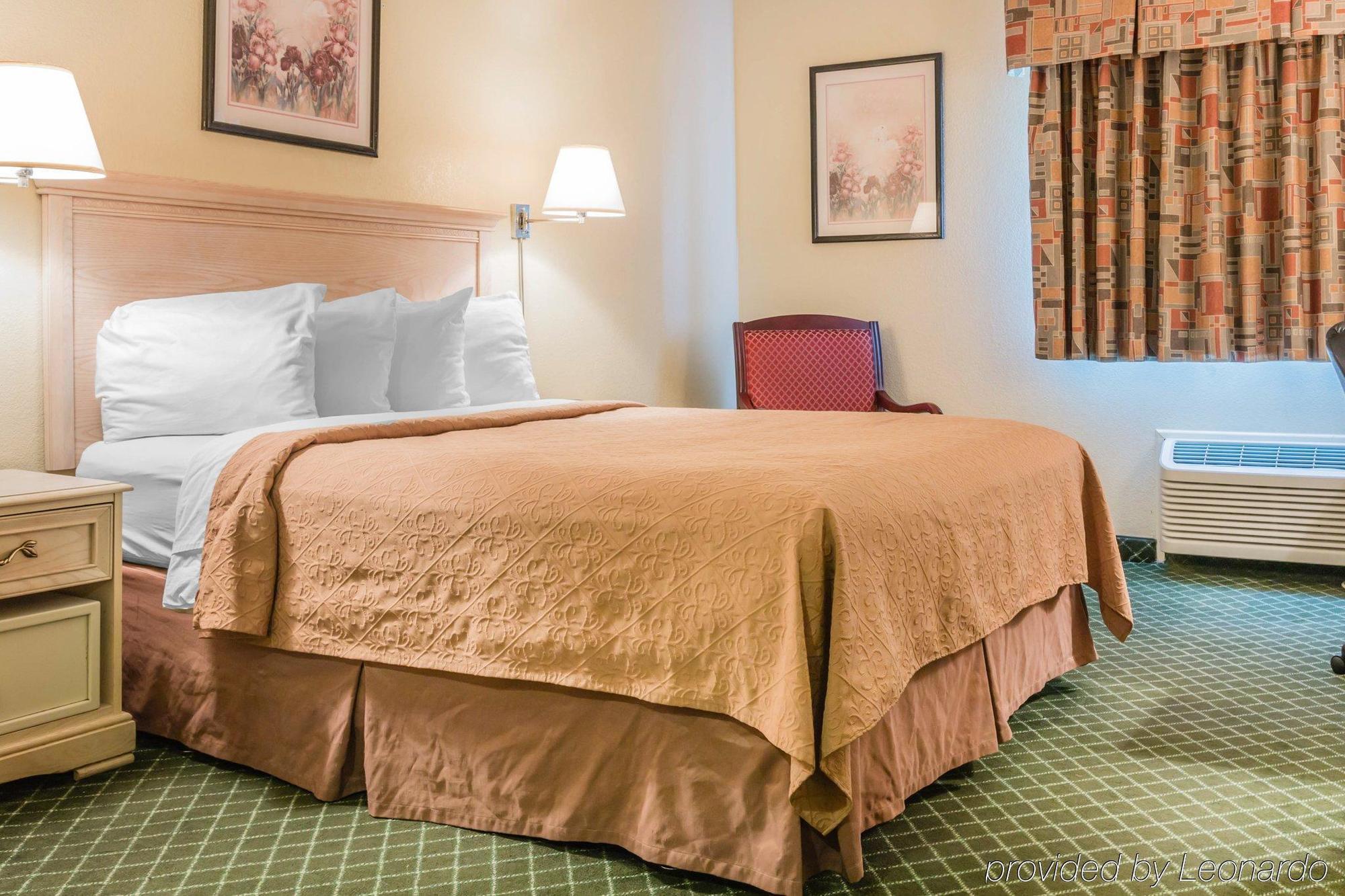 Quality Inn & Suites Detroit Metro Airport Romulus Bagian luar foto