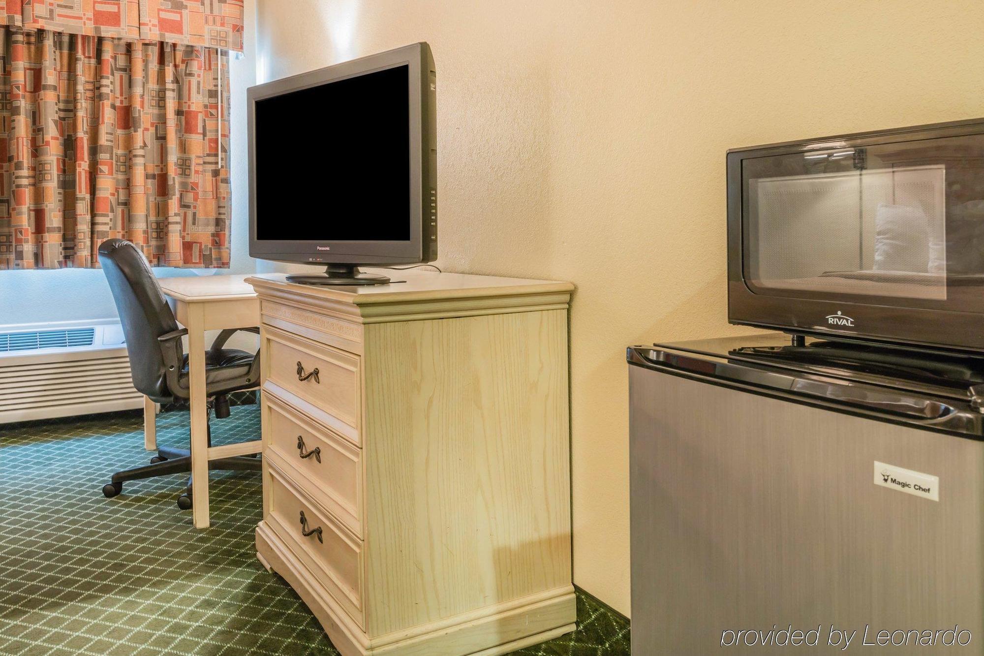 Quality Inn & Suites Detroit Metro Airport Romulus Bagian luar foto