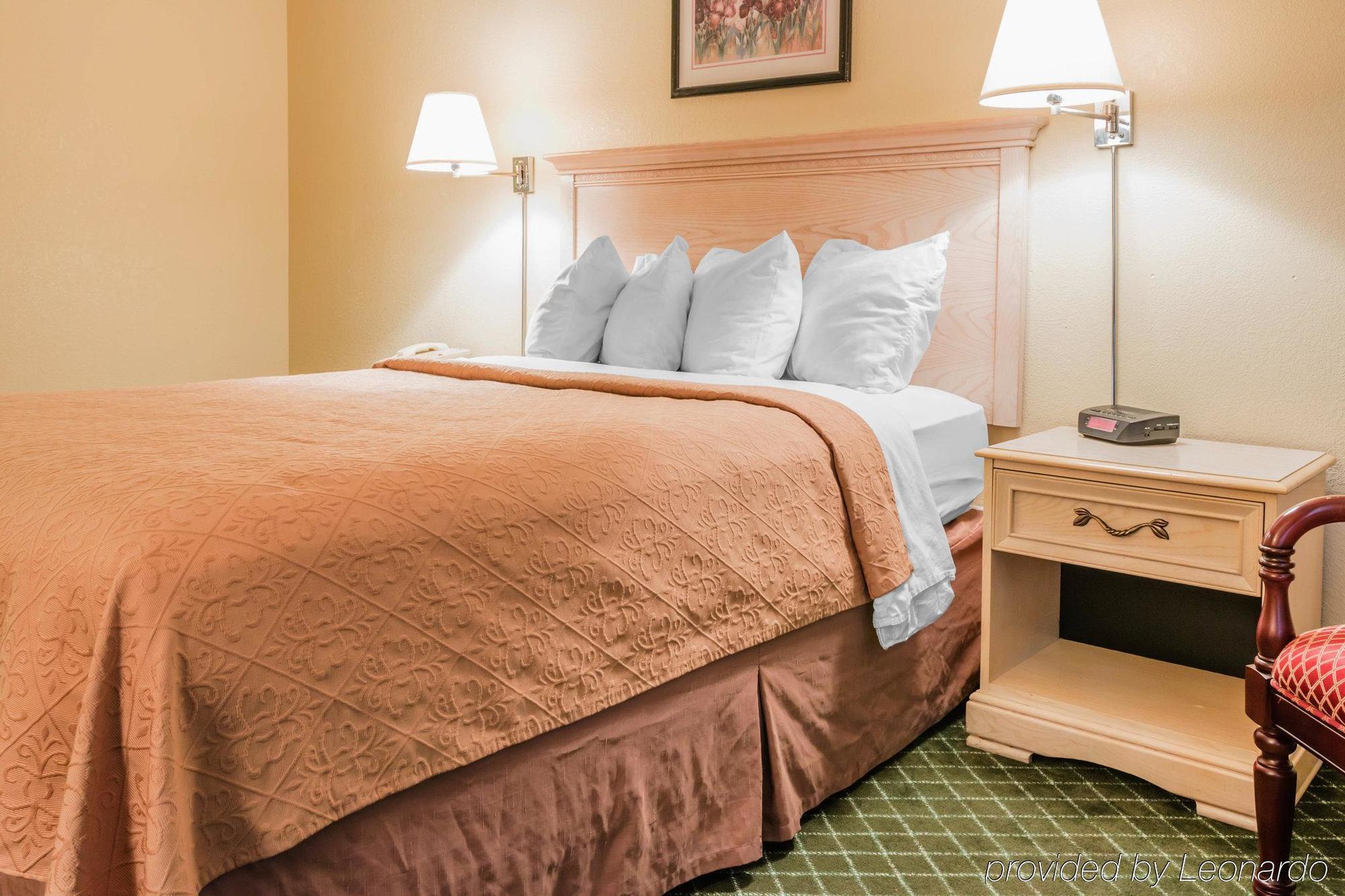Quality Inn & Suites Detroit Metro Airport Romulus Bagian luar foto