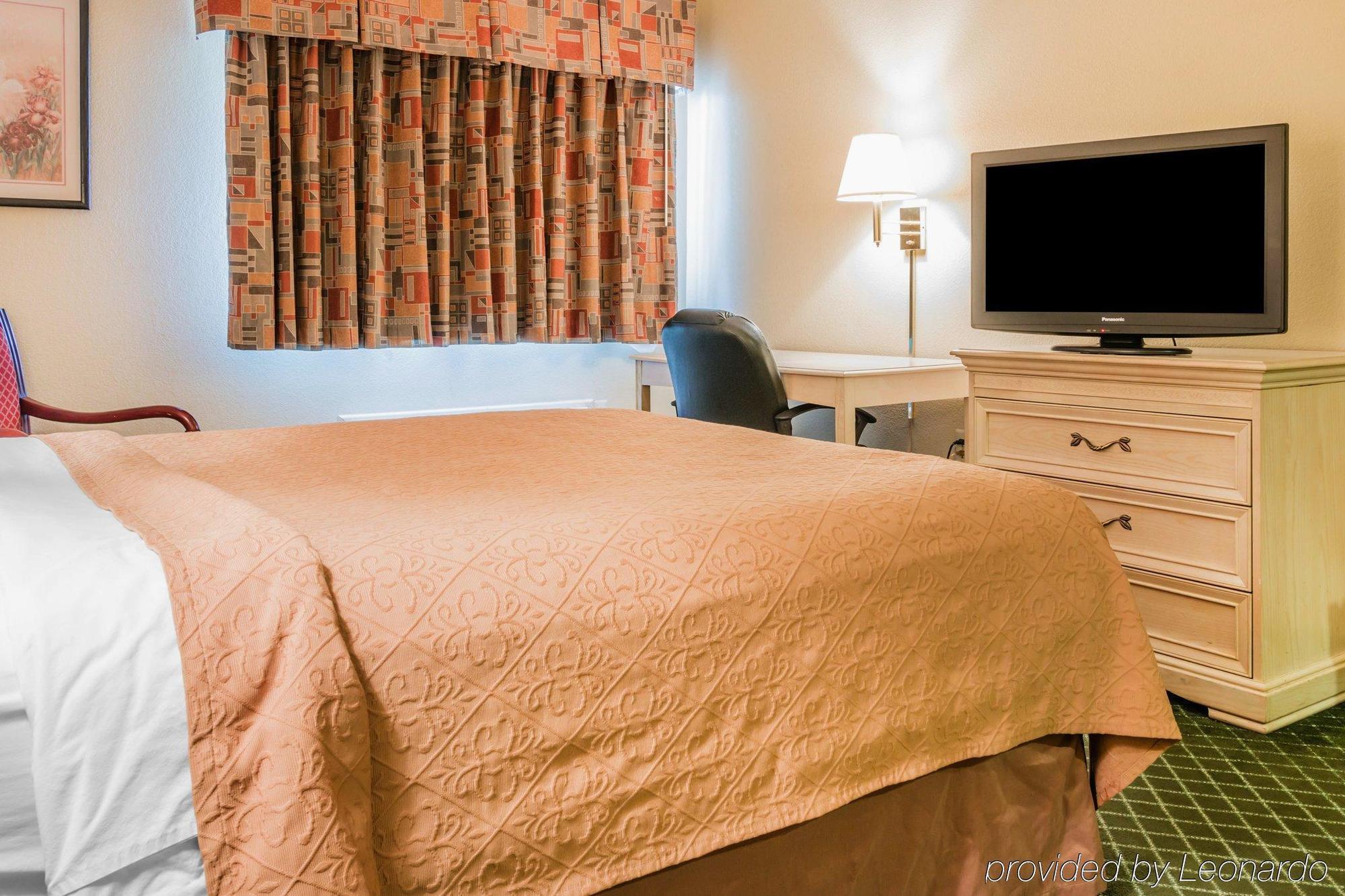 Quality Inn & Suites Detroit Metro Airport Romulus Bagian luar foto