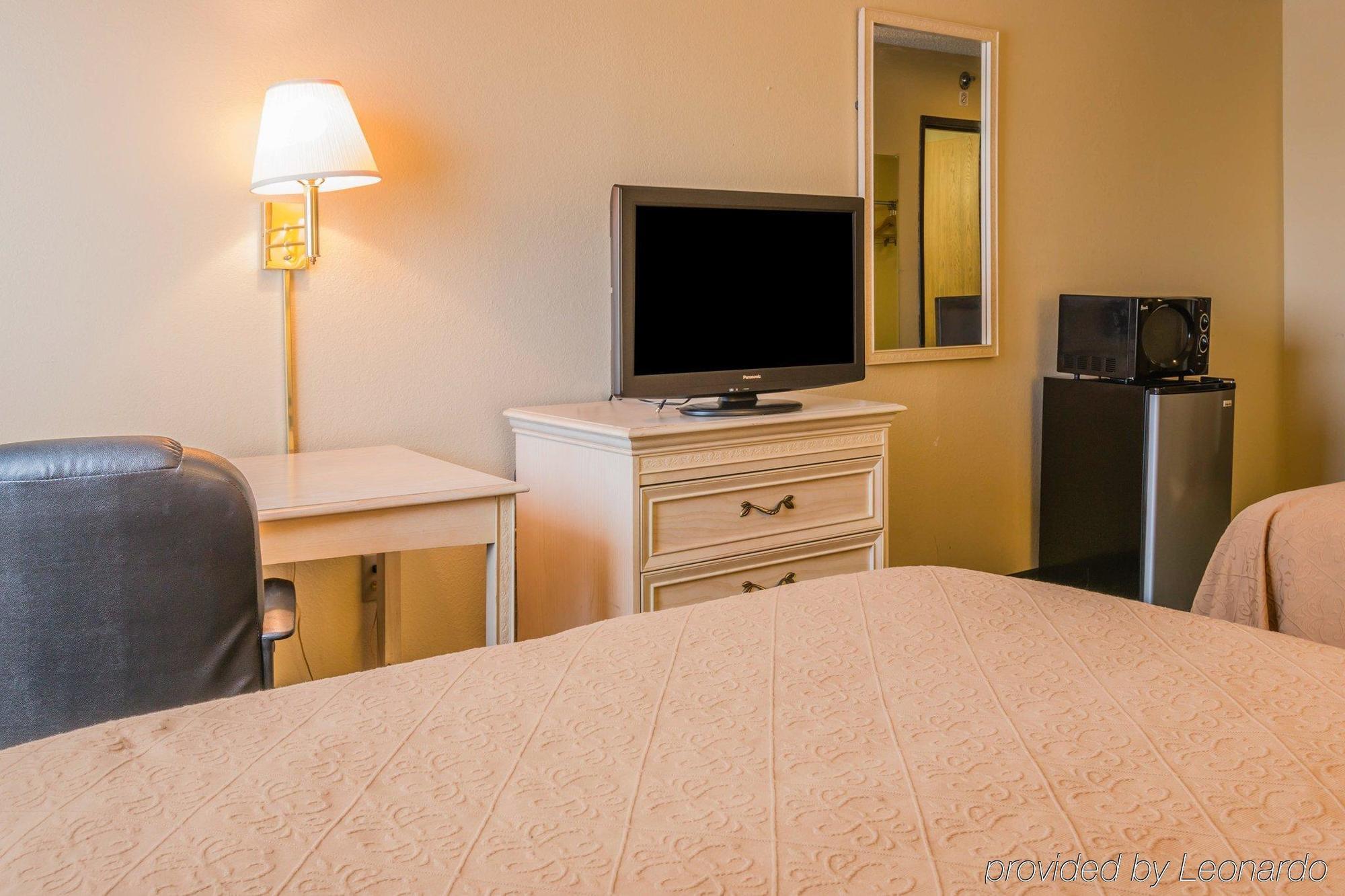 Quality Inn & Suites Detroit Metro Airport Romulus Bagian luar foto