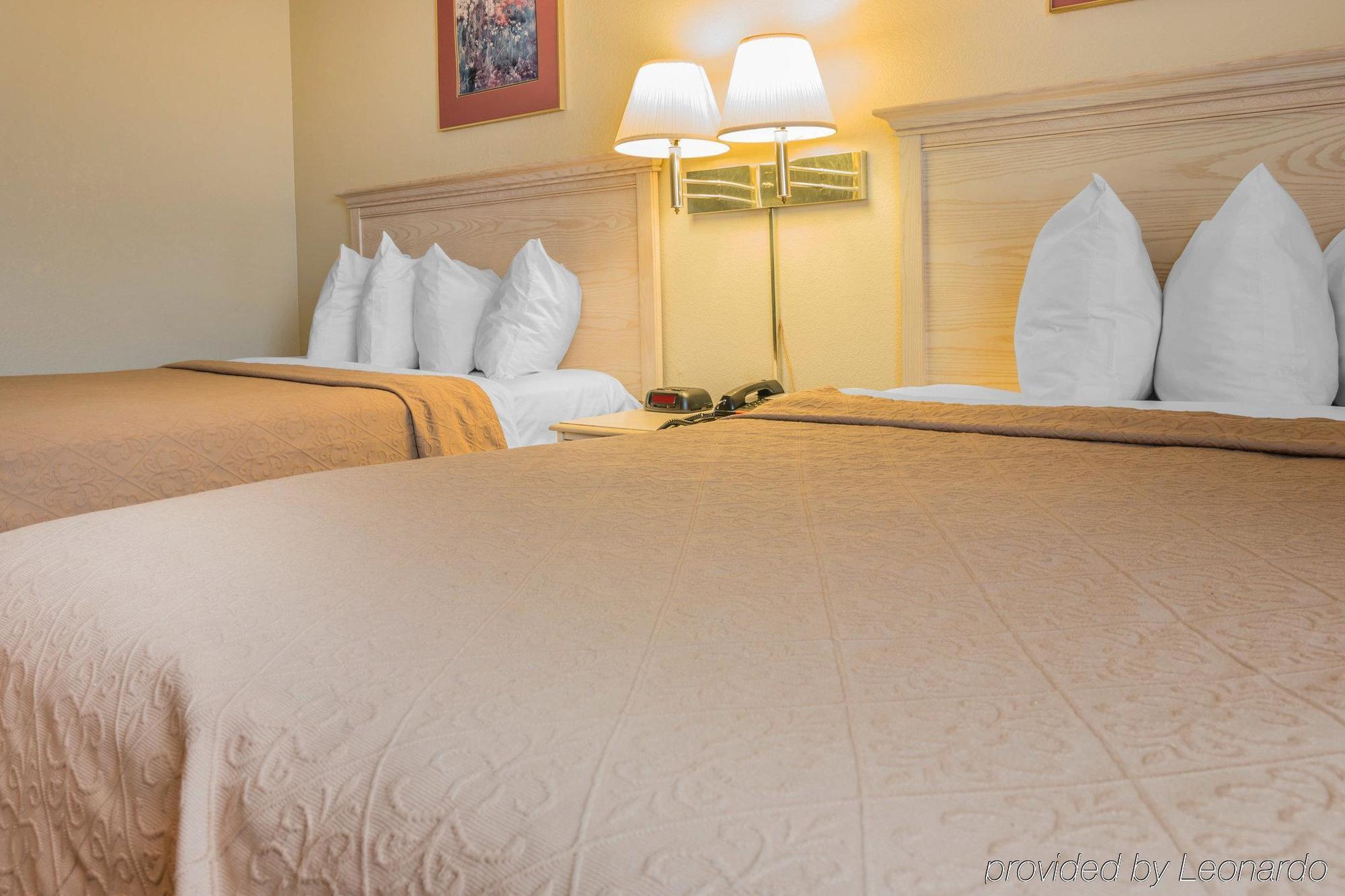 Quality Inn & Suites Detroit Metro Airport Romulus Bagian luar foto