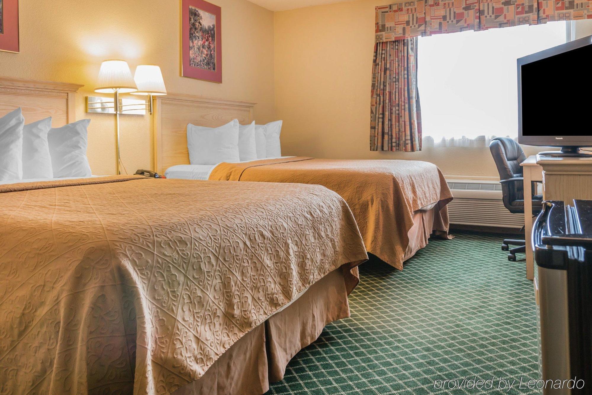 Quality Inn & Suites Detroit Metro Airport Romulus Bagian luar foto