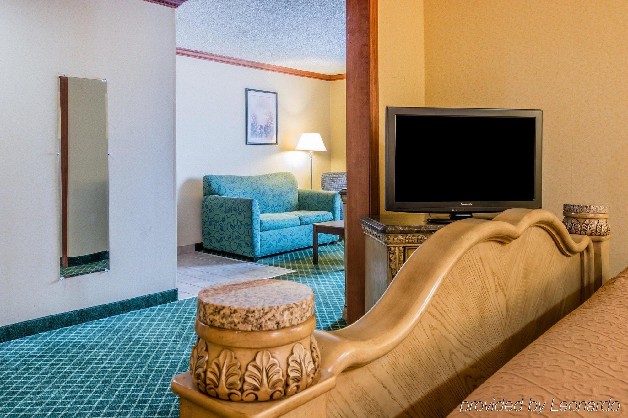 Quality Inn & Suites Detroit Metro Airport Romulus Bagian luar foto