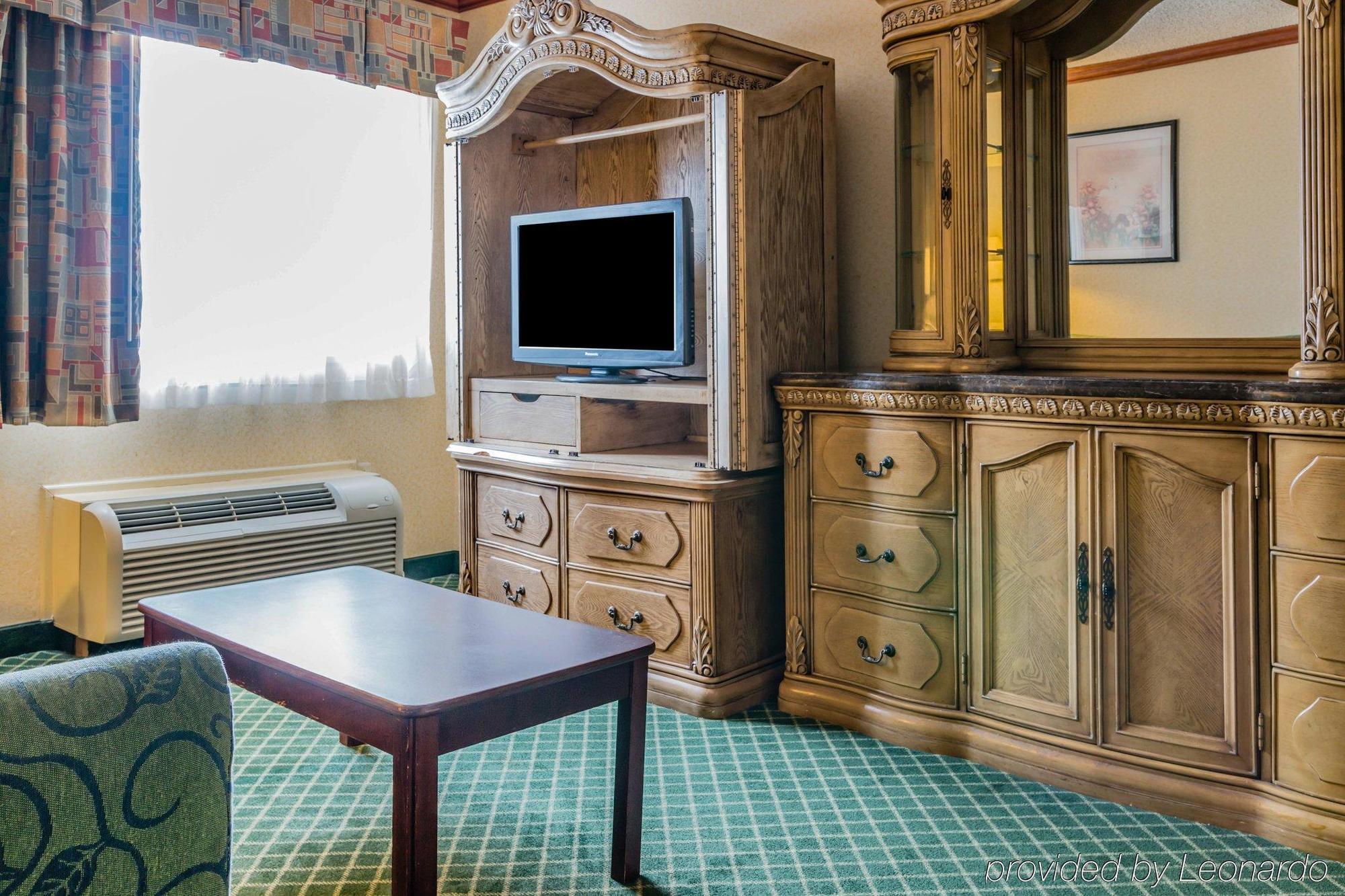 Quality Inn & Suites Detroit Metro Airport Romulus Bagian luar foto