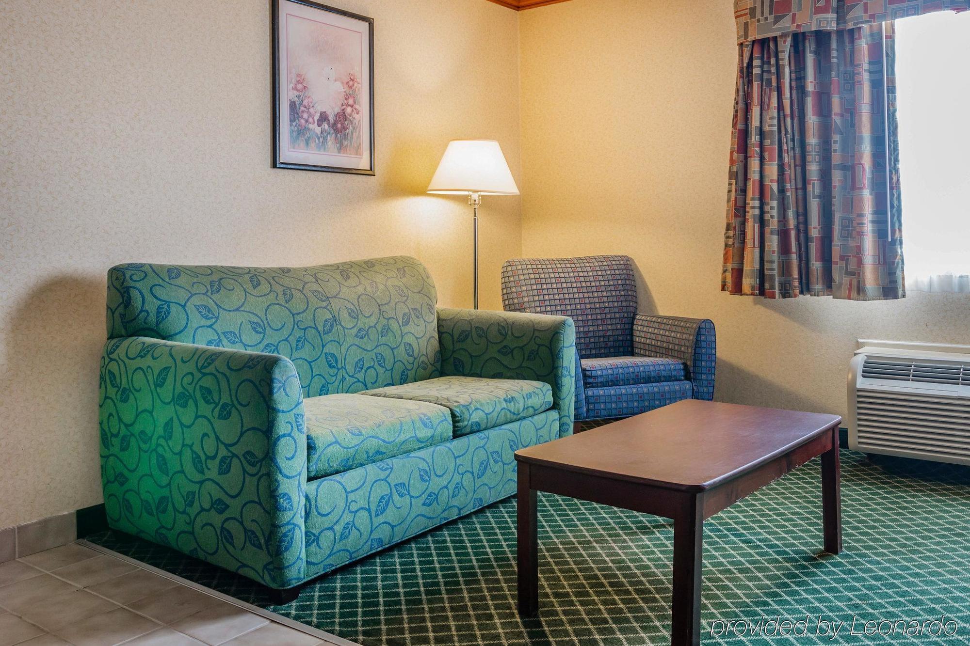 Quality Inn & Suites Detroit Metro Airport Romulus Bagian luar foto