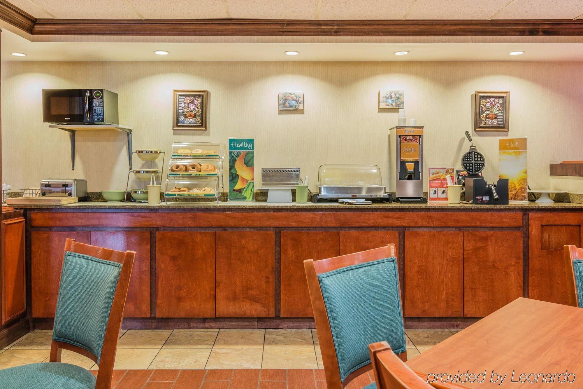 Quality Inn & Suites Detroit Metro Airport Romulus Bagian luar foto