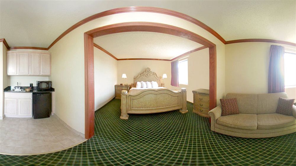 Quality Inn & Suites Detroit Metro Airport Romulus Bagian luar foto