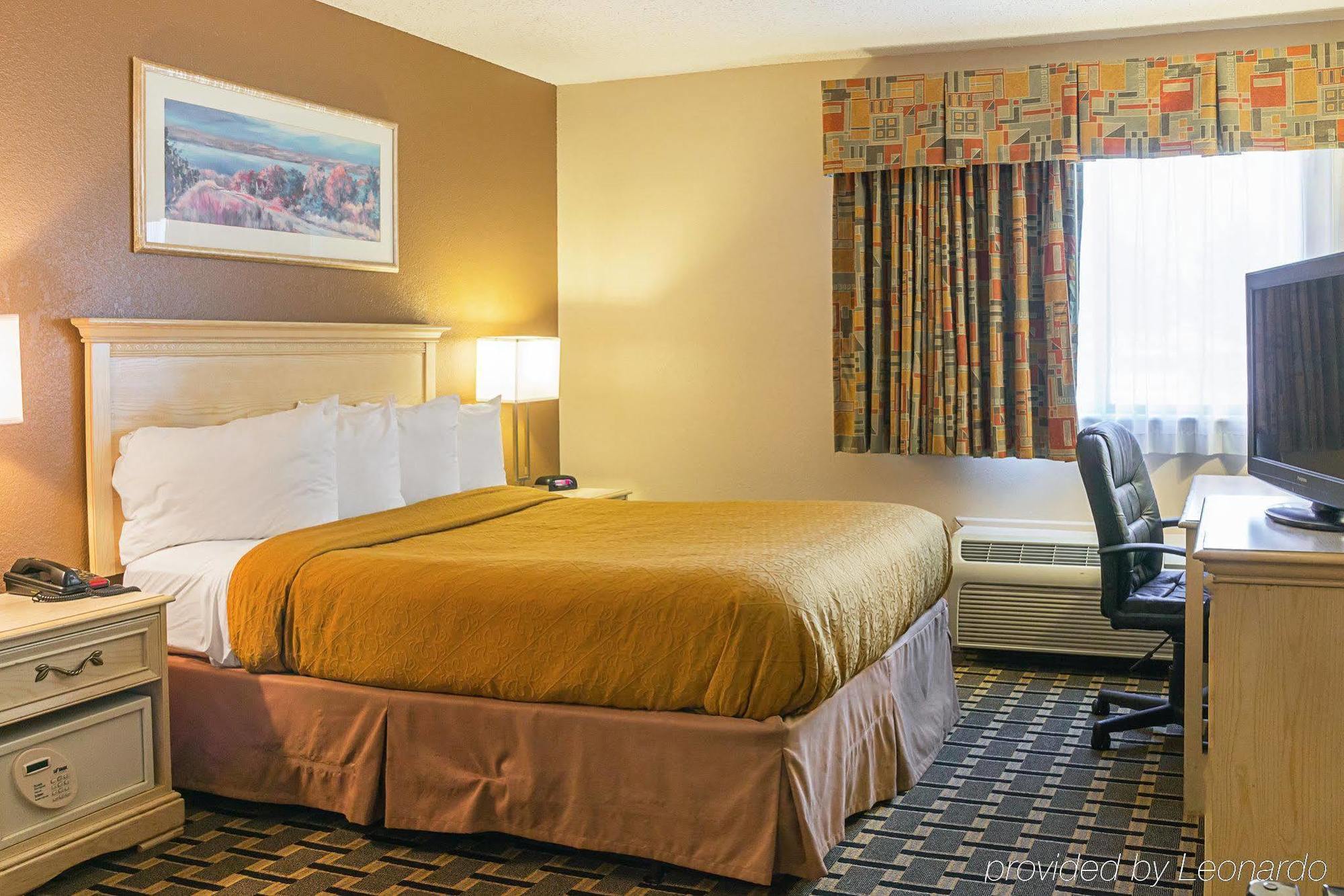 Quality Inn & Suites Detroit Metro Airport Romulus Bagian luar foto